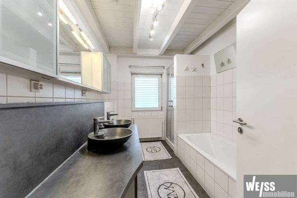 Bad mit Wanne und Dusche