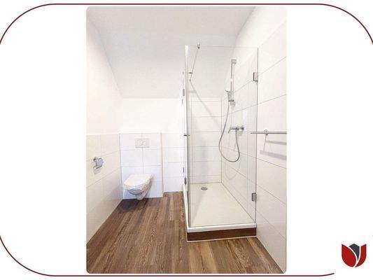 Elegant: Duschbad mit Fenster, WC, Spiegelschrank 