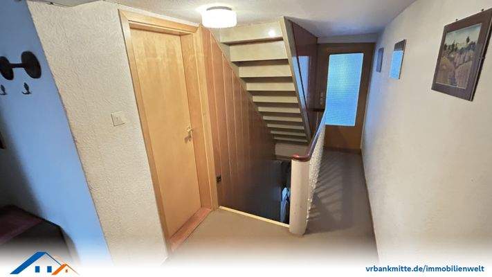 1.OG Flur mit Blick auf die Wohnung