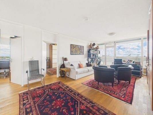 Masterbereich mit Bibliothek und Lesebereich