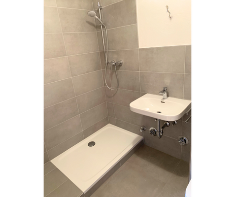Badezimmer mit bodentiefer Dusche