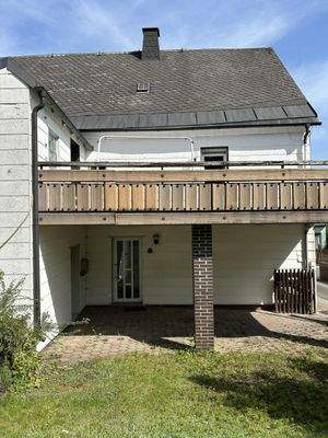 Hausrückseite mit Dachterrasse