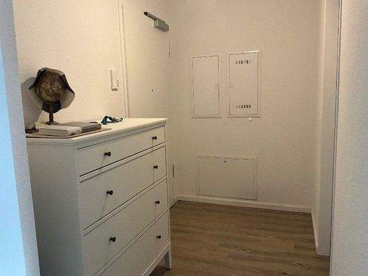 Flur mit PVC -Boden, weiß gestrichen.jpg