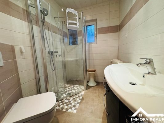 Badezimmer mit Dusche