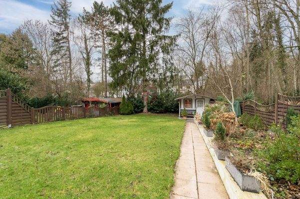 pflegeleichter Garten mit Gartenhaus