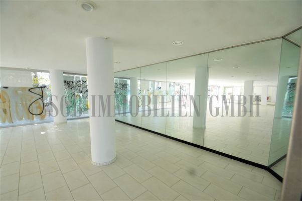 Wand-Spiegelelemente in der Ausstellungsfläche