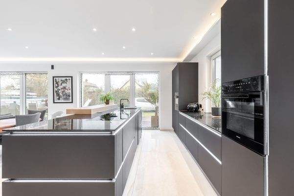 Gepflegte Küche mit Blick in den Garten