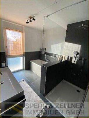 Bad mit Wanne - Dusche - Fenster