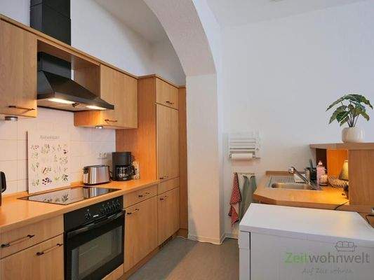 Blick zur Einbauküche