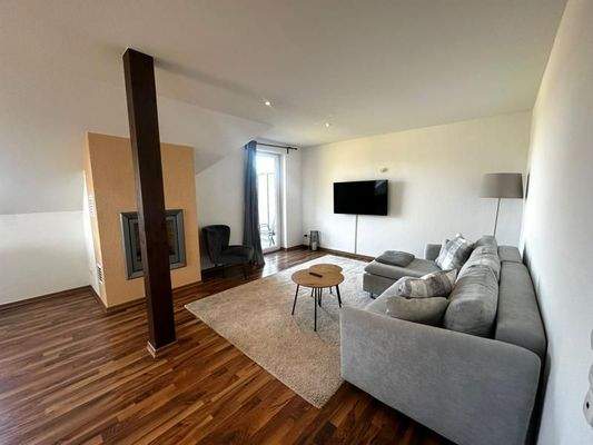 Dachgeschosswohnung - Wohnbereich mit Zugang zum Balkon