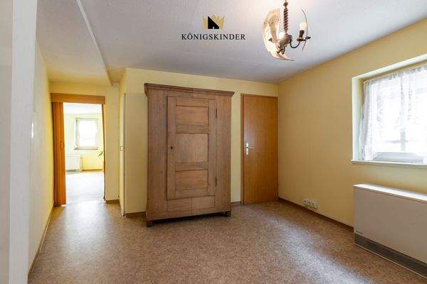 1.OG Treppenhaus / Flur- Verbindung mit Charakter – klassisches Treppenhaus mit viel Tageslicht