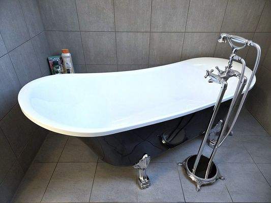 Badewanne - Haus links