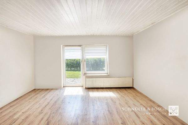 Anbau / Einliegerwohnung: Wohn-und Schlafzimmer mit Terrasse