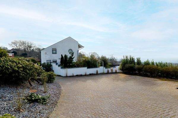 1 Stellplätze und Seitenansicht des Reihenhauses