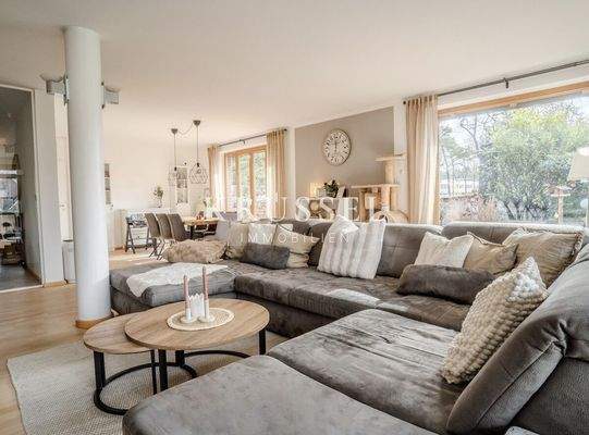 ... mit großen, bodentiefen Fensterfronten, ...