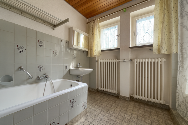 Funktionales Badezimmer mit besten Voraussetzungen für ein modernes Tageslichtbad