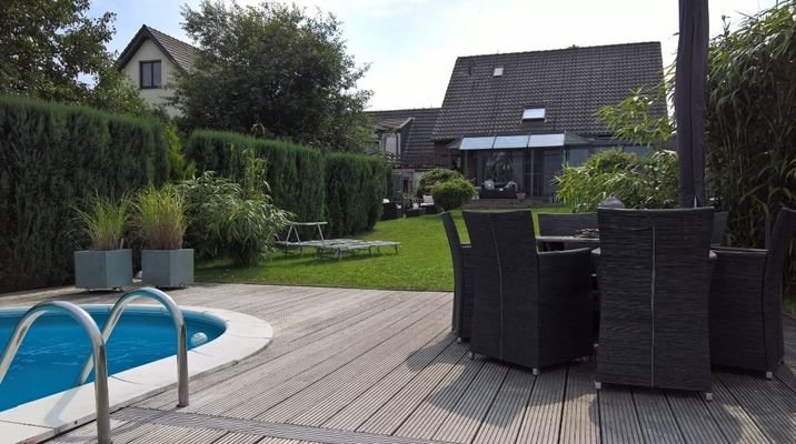 Pool mit Rückansicht der Immobilie - Kopie
