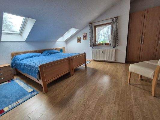 Schlafzimmer mit eigenem Duschbad und WC