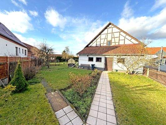 Blick auf das Nebengelass und die Scheune