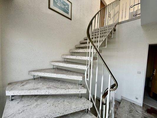 Diele nebst Aufgang ins OG