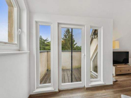 Wohnzimmer mit Balkonzugang