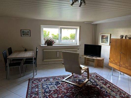 Ausgebauter Kellerraum mit großem Fenster