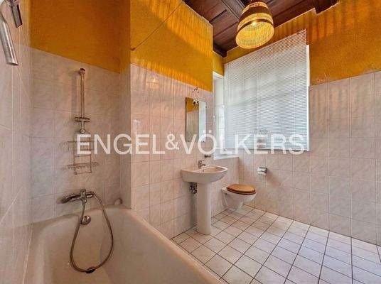 Badezimmer mit Badewanne