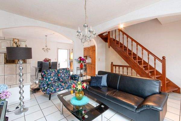 Wohn-/Esszimmer mit offener Küche