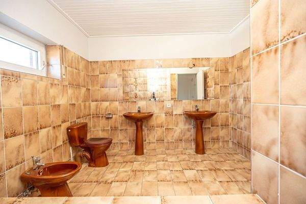 Großzügig und stilvoll ist das Bad