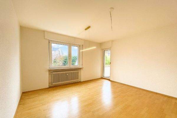 Großer Wohnbereich mit Zugang zur Terrasse