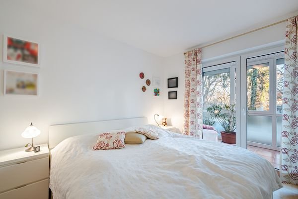 Schlafzimmer mit Zugang zum Wintergarten 