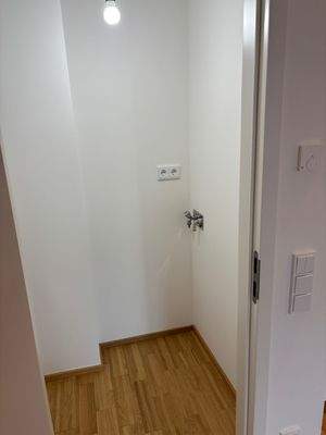 Stauraum mit Waschmaschinenanschluss