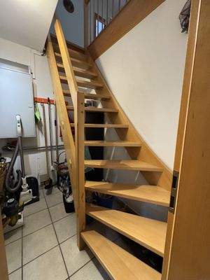 Holztreppe in das Dachgeschoss