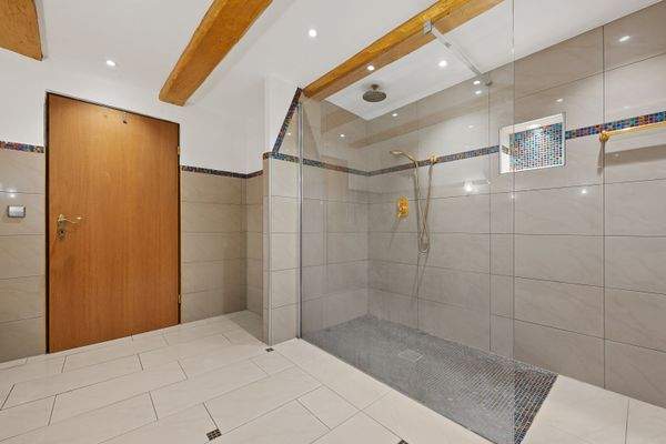 1. OG | Bad mit Dusche, WC und Bidet (2)