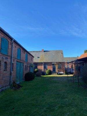 Innenhof mit Blick zum Vorderhaus (2).jpg