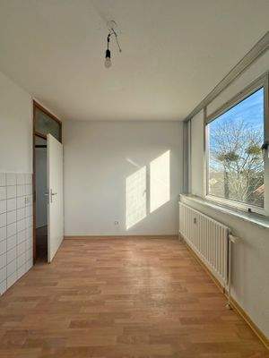 Helle Küche mit Platz für kleine Essecke, Ausblick ins Grüne!