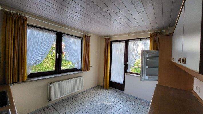 Küche mit Zugang zum Garten