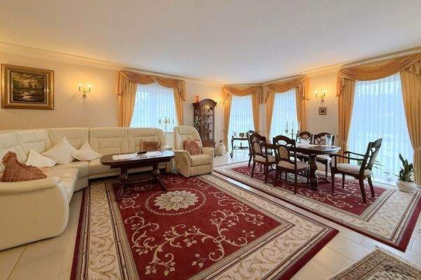 großes Wohn- und Esszimmer