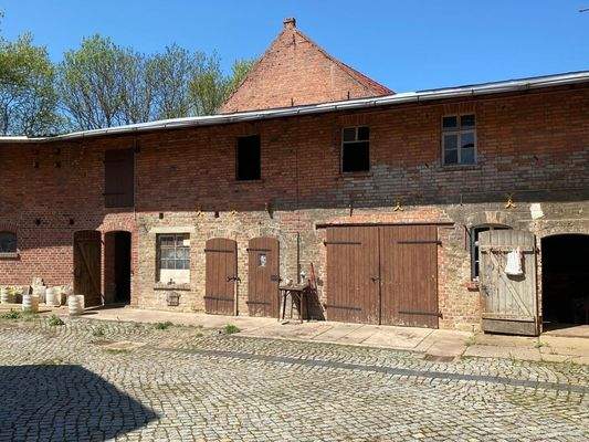 ehem. Stallungen mit Hof