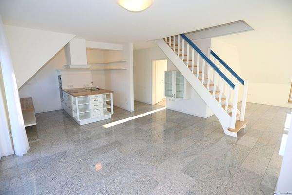 Essen und Treppe in den ausgebauten Spitzboden