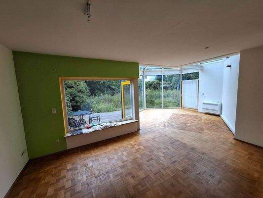 Wohnzimmer mit Glasanbau