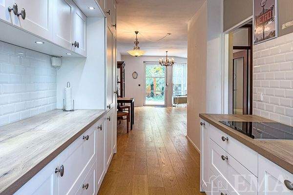 Blick von der Küche zum Wohnbereich