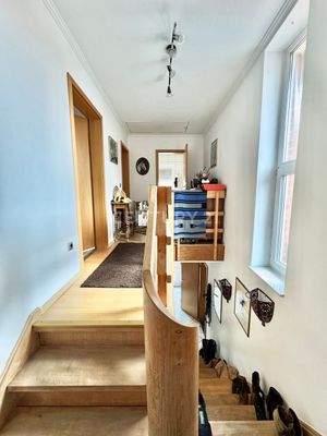 Warmer Wohnakzent: Treppe aus echtem Holz