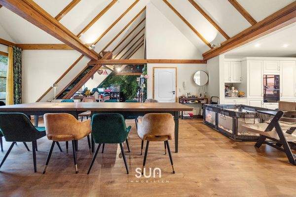 GERÄUMIGER WOHN- UND ESSBEREICH 