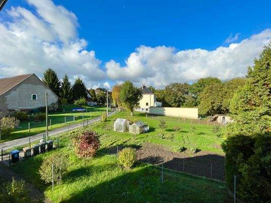 Blick in den Gemeinschaftsgarten in ländlicher Umgebung