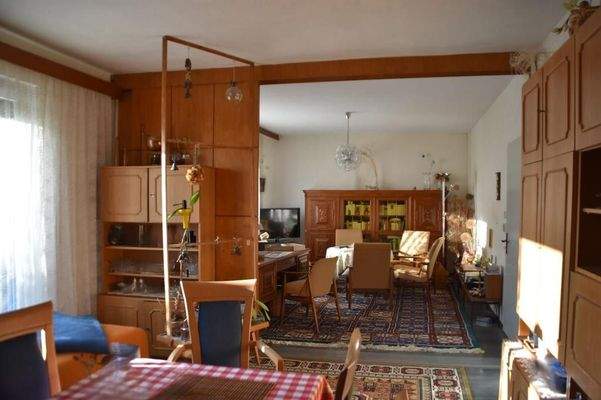 Wohnzimmer mit angrenzendem Esszimmer