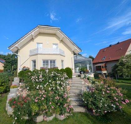 Wohnhausansicht mit Terrasse (Rückseite)