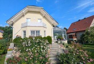 Wohnhausansicht mit Terrasse (Rückseite)