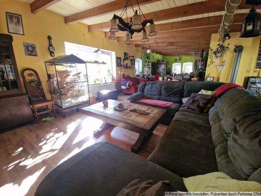 Wohnzimmer mit Blick in die Küche