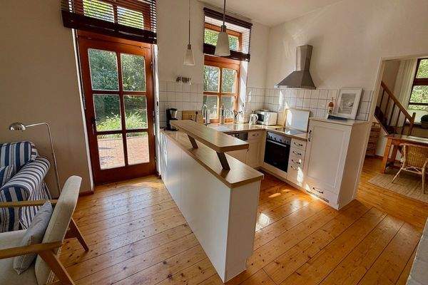 offener Küchenbereich mit EBK